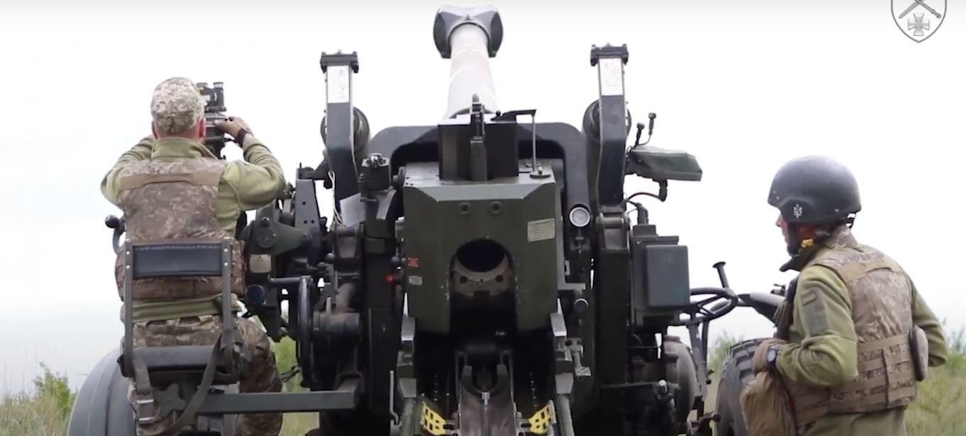 FH70 howitzer is that it is a compact 155 mm artillery