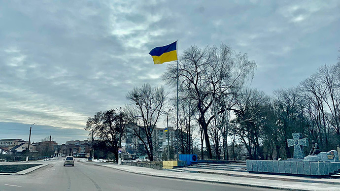 Despite shelling and bombing, the Ukrainian flag is flying on a flagpole in Okhtyrka. Behind is a monument to the defenders of Ukraine, erected on the site of the monument to Lenin