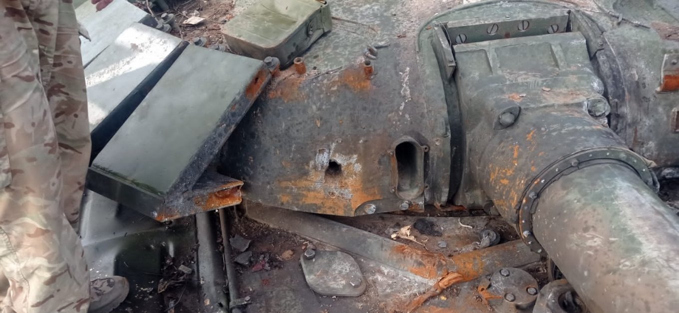 Damage to the turret of a captured Russian T-72B3