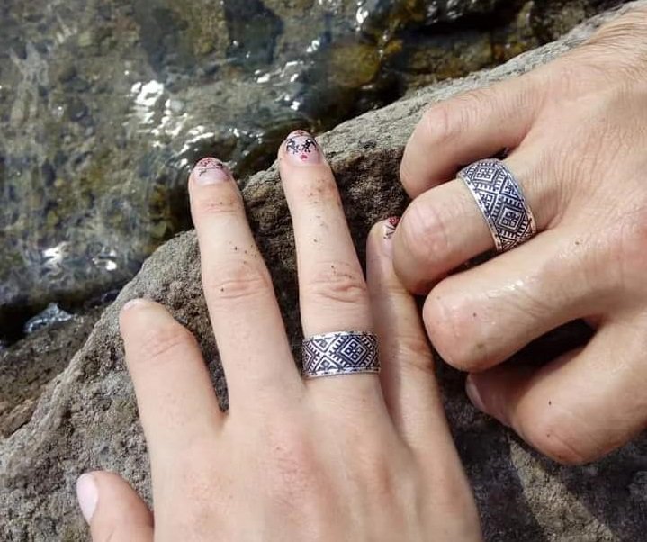 Special wedding rings with Ukrainian ornament