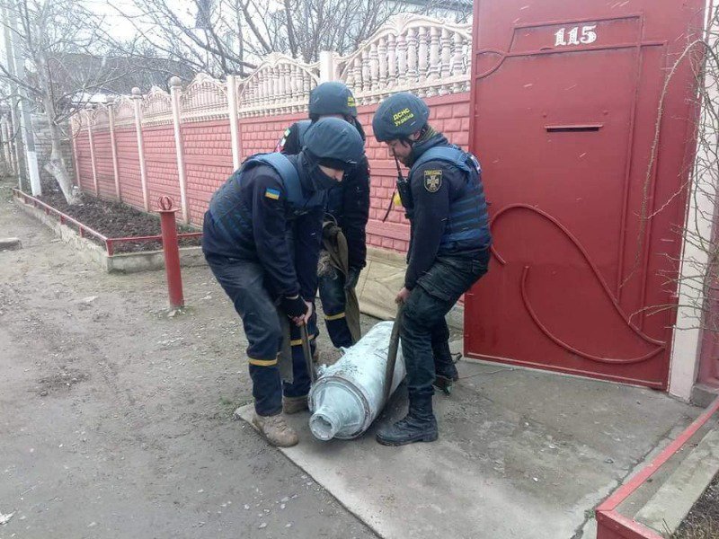 SES officers take Russian ammunition out of the yard. Photo by DSNS.