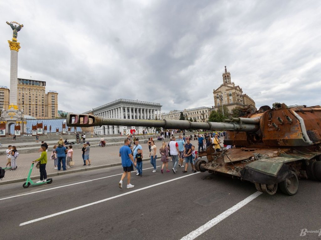 Kyivans examine the destroyed Russian equipment