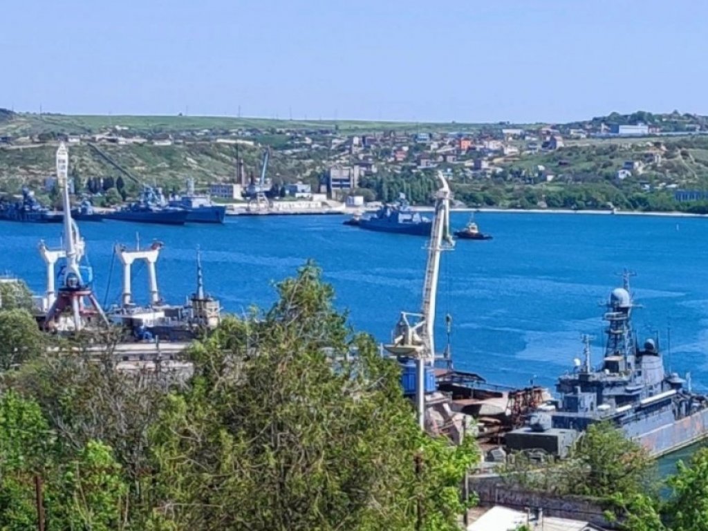 Dock landing ship 