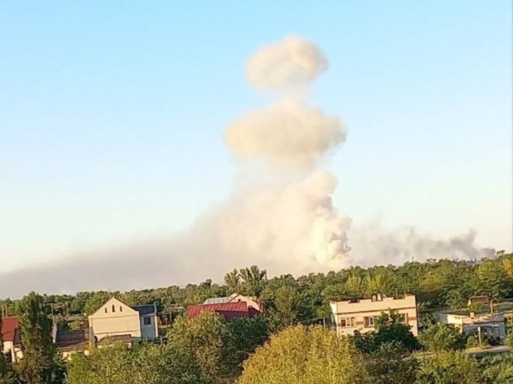 Fire at the Russian warehouse in Nova Kakhovka. July 18, 2022