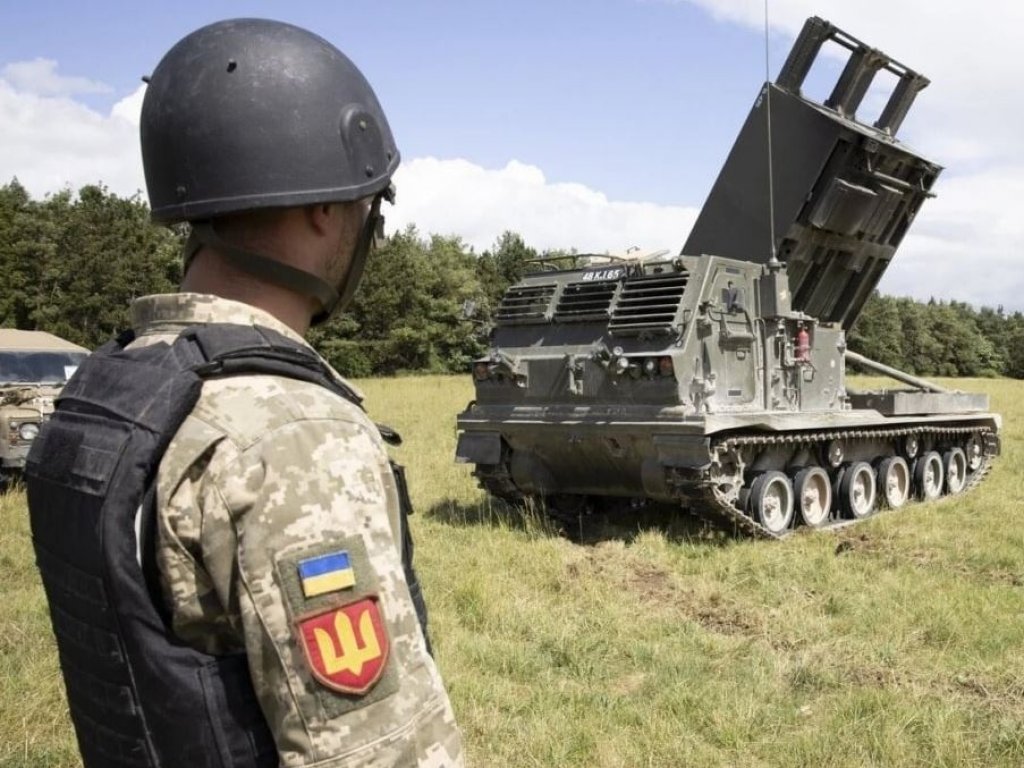 Military of Ukraine during the acquisition of the M270 MLRS in Great Britain. July 2022