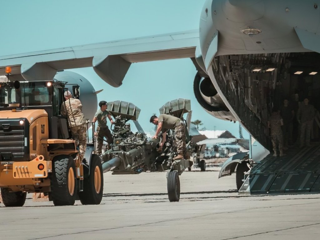 Loading of M777 howitzers for the C-17 Globemaster III aircraft in the USA for Ukraine. May 2022