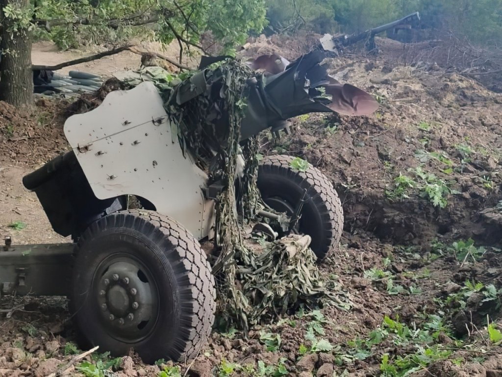 The howitzer D-20 of the occupying forces of Russia is torn. June 2022