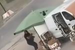 <b>Russian FPV Drone Hunts Down Unarmed Street Vendor in Kherson: Civilian Miraculously Survives</b>